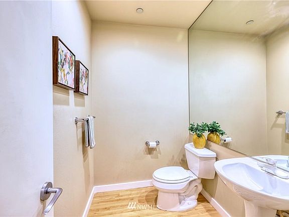 3rd image of 925 110th Ave SE #307