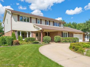 206 Chaucer Ct, Willowbrook, IL 60527