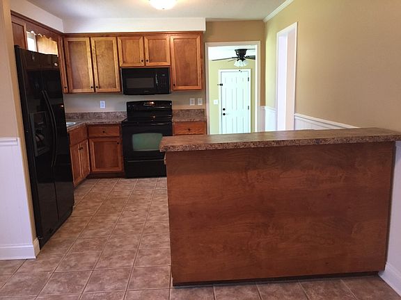 3rd image of 215 Maplewood Dr