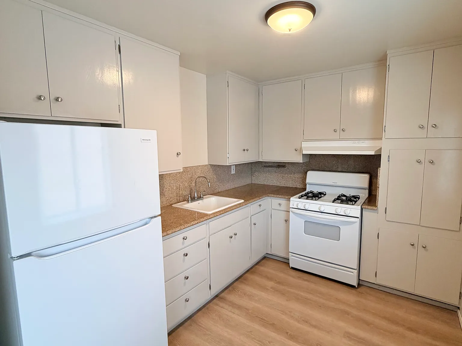 2609 Judah St — Photo 3