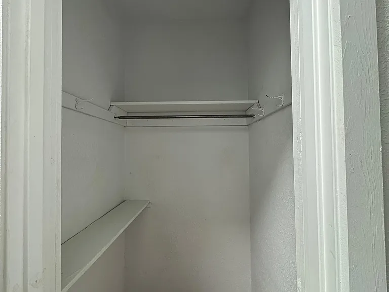542 N Scott St — Photo 9