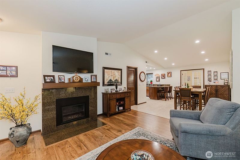 5th image of 3614 3616 Crestview Drive W