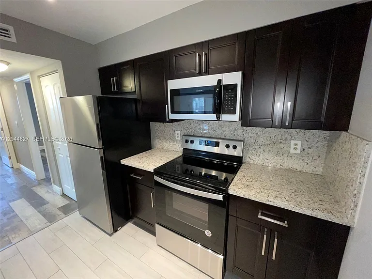 2831 N Oakland Forest Dr #101 — Photo 2