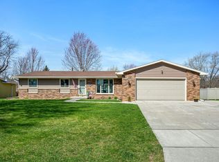 915 Regent Ln, Green Bay, WI 54311