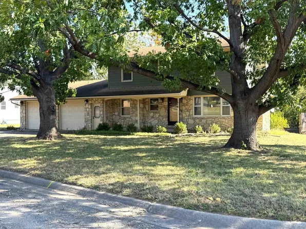 1010 14th St, Clay Center, KS 67432