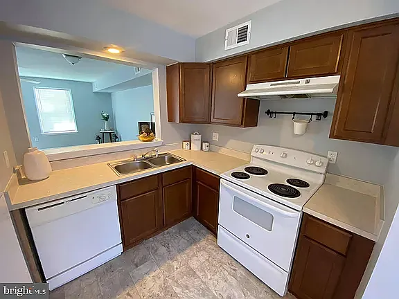 1811 Woodbrooke Dr — Photo 2