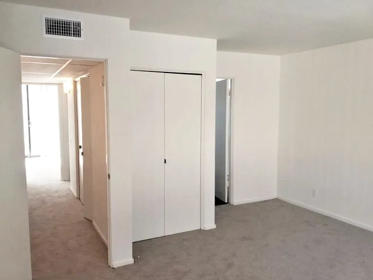 1414 Greenfield Apartments — Photo 21