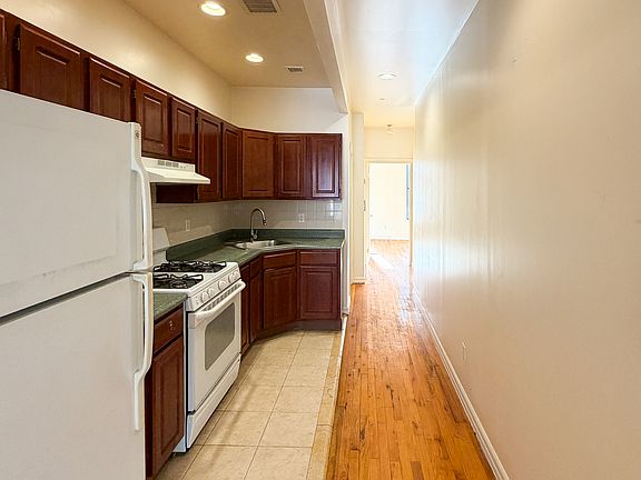 5th image of 220 W 132nd St #2