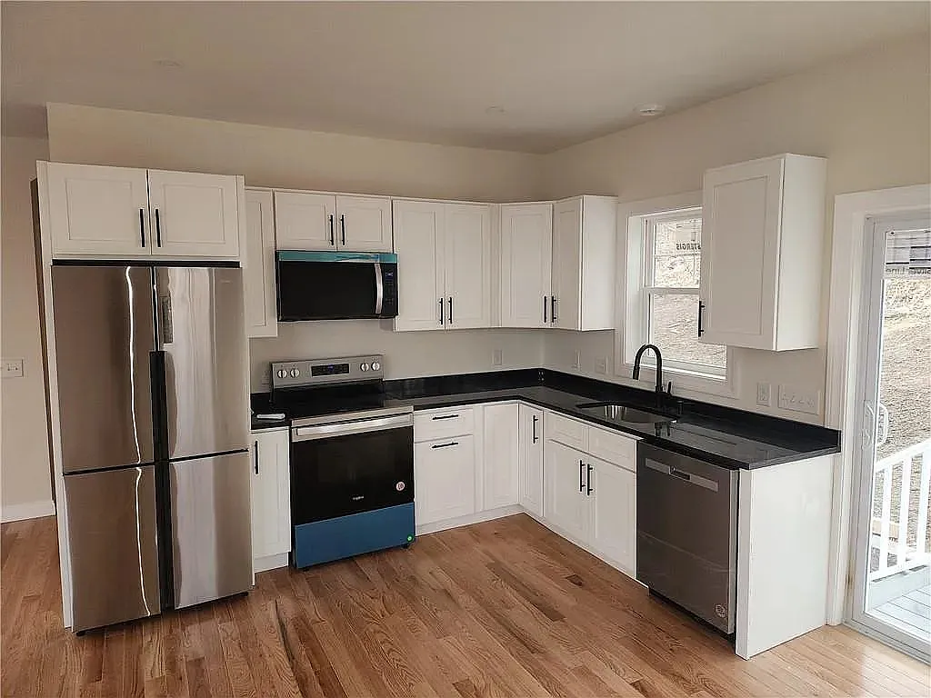 3 bed, 1.5 bath, 2400 sqft, $3,200 — Photo 2
