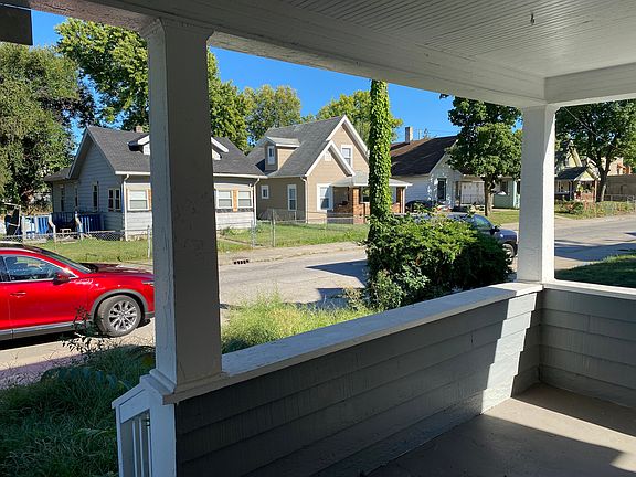 3rd image of 1036 N Belleview Pl