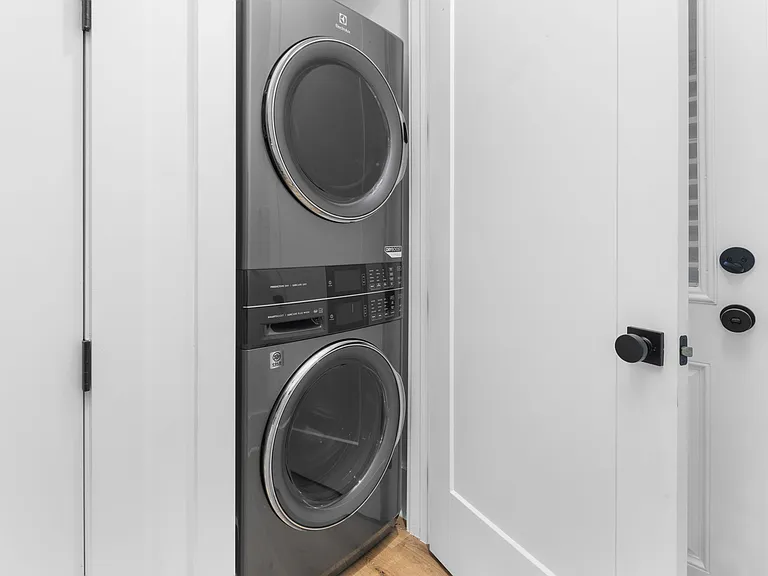 Stackable washer/dryer