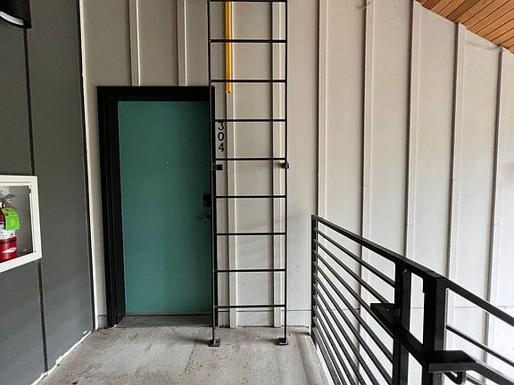 5th image of 1415 N Dekum St #304