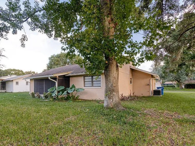 8635 Woodbridge Dr — Photo 2