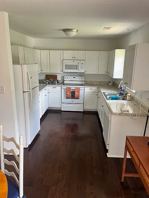 4 bed, 1305 sqft, $2,020 — Photo 2