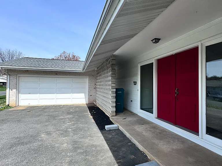6026 Clubhouse Ln — Photo 2