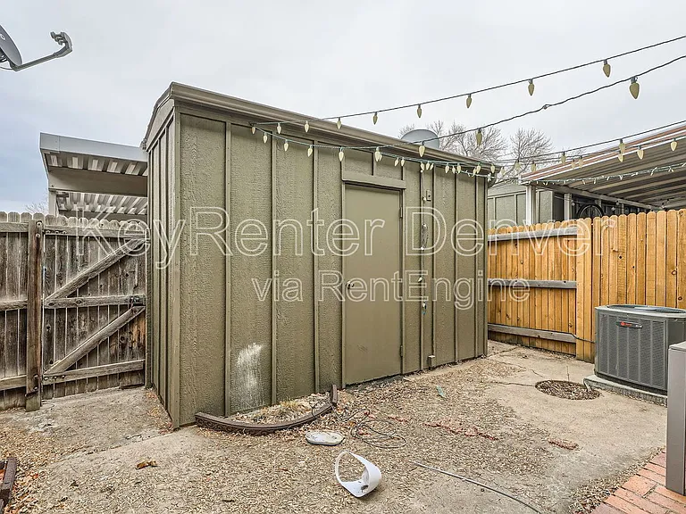 588 S Carr St — Photo 10