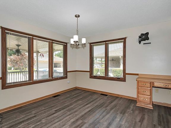 4th image of 826 Deerpath Ln