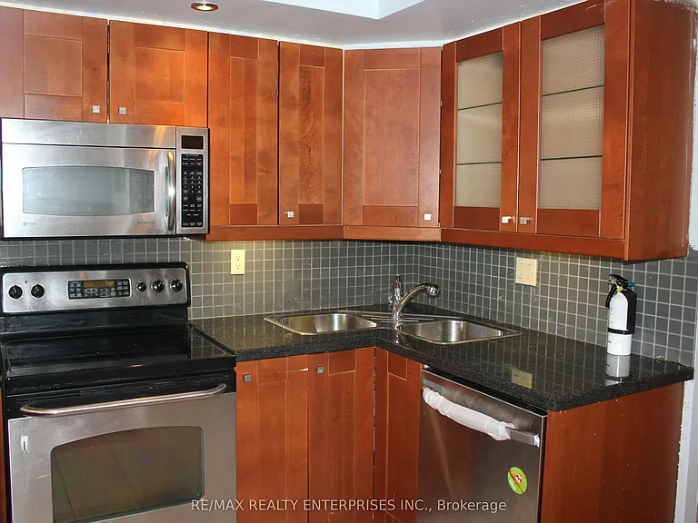 2466 Eglinton Ave E #LPH8 — Photo 10