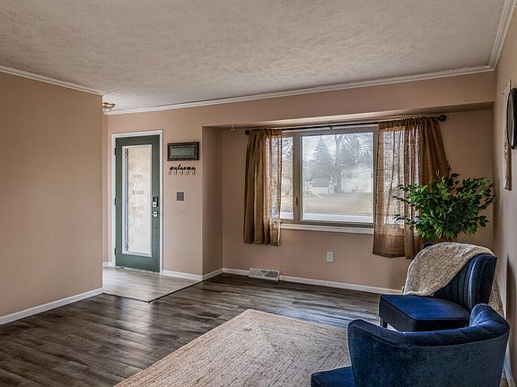 3rd image of 694 Knollwood Dr