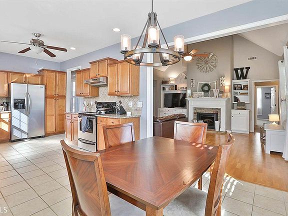 3rd image of 442 Stillwood Dr