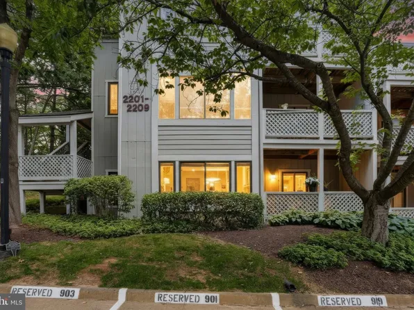 2205 Hunters Run Dr, Reston, VA 20191
