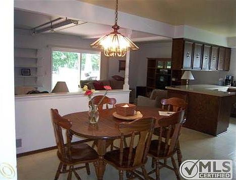 Eating Area in Kitchen.JPG