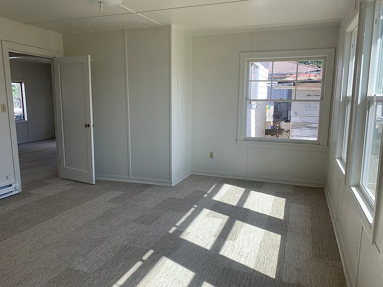 1027 Locust St — Photo 11