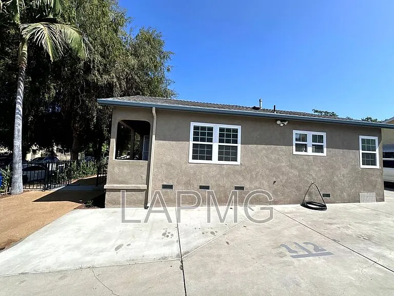 1460 Ricardo St — Photo 27