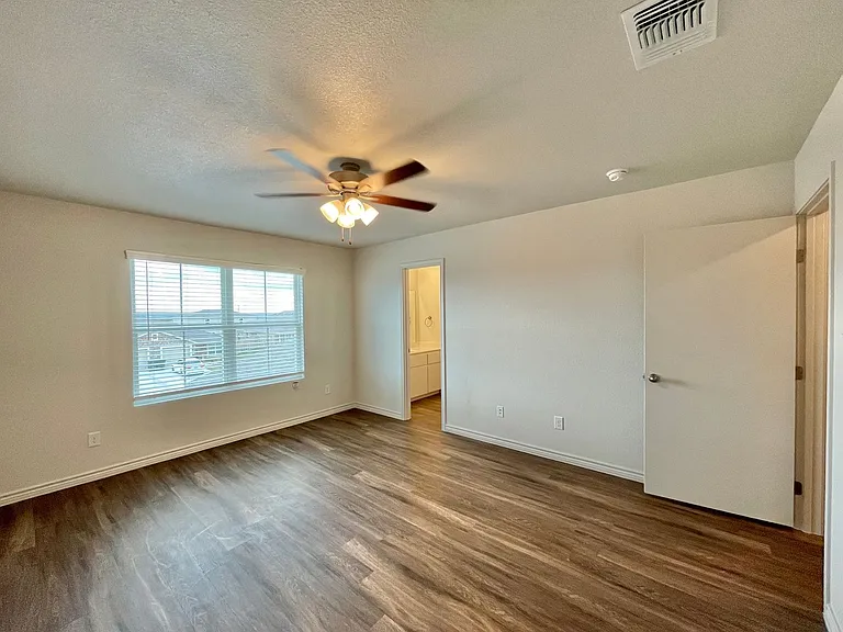 1802 Clovis Dr — Photo 18