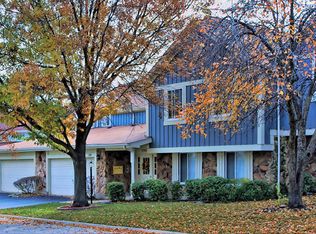 390 Springlake Ln APT D, Aurora, IL 60504