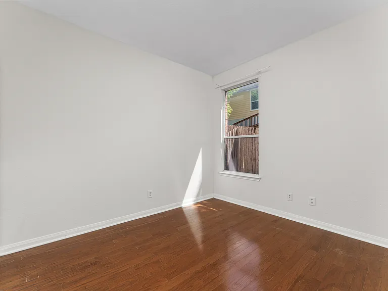 807 Midway Crst — Photo 11