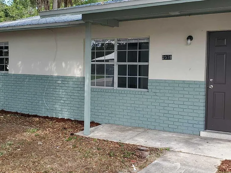 2578 Seneca Ave — Photo 4