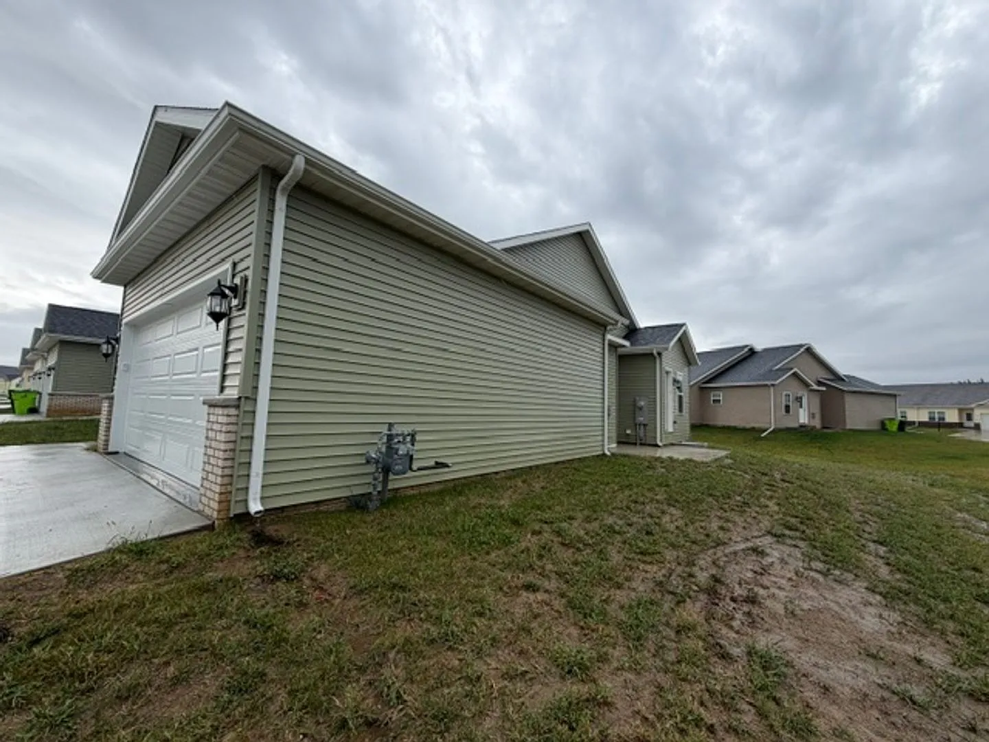 NEW Construction - move in ready - Charming 3-bedroom/2-bathroom duplex in Washington, IL — Photo 2