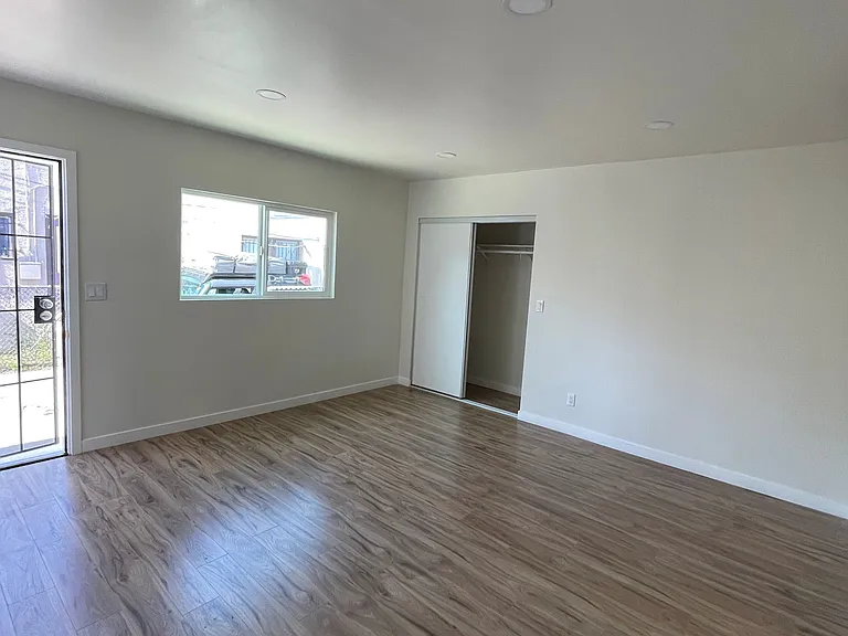 1327 1/2 N Mariposa Ave — Photo 3