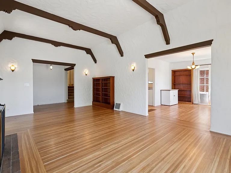 111 Windsor Ave — Photo 4