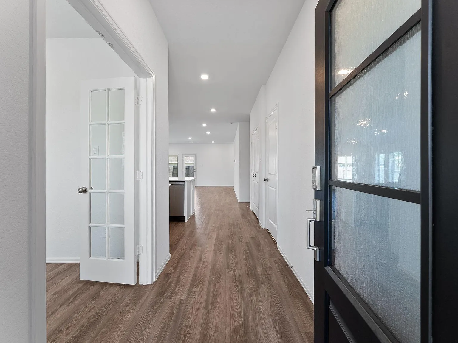 4 bed, 2.0 bath, 1923 sqft, $2,200 — Photo 3