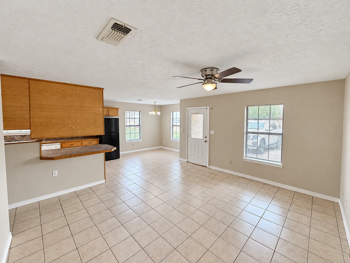 3 bed, 1400 sqft, $1,300 — Photo 4