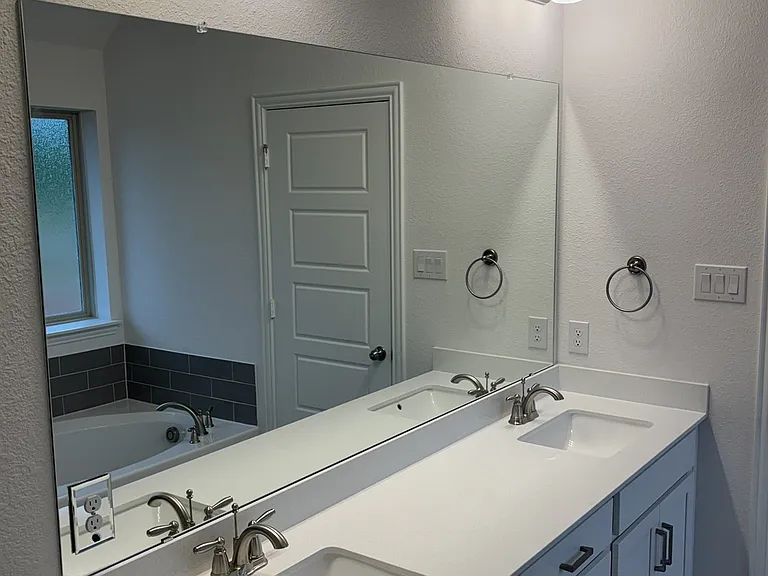 Master bathroom w/ dual sinks, tub, and shower