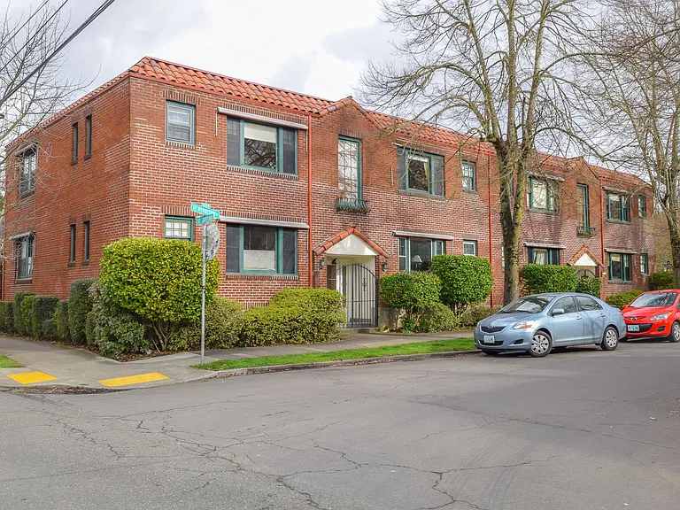 3005 SE Morrison St — Photo 1