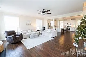 10517 Donahue Dr — Photo 12