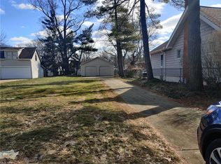 1575 Commodore Rd, Lyndhurst, OH 44124