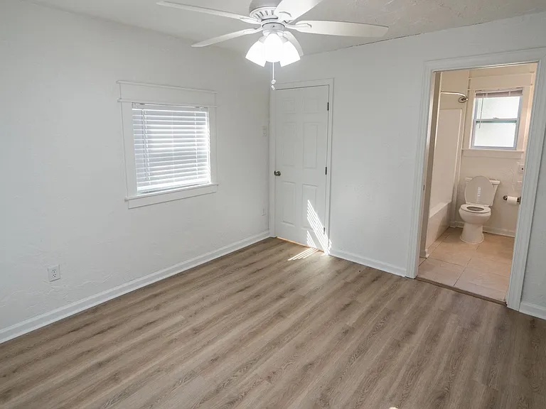 406 Essex Dr — Photo 17