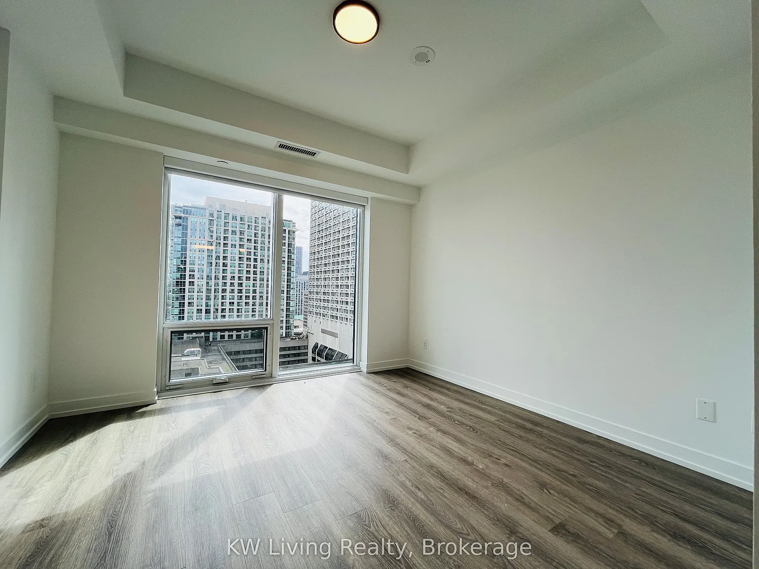 Adagio Condo — Photo 3