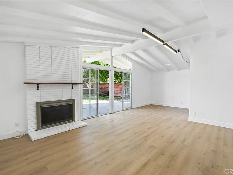 20321 Hamlin St — Photo 3