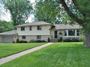 1733 Vicki Ln, Mendota Heights, MN 55118
