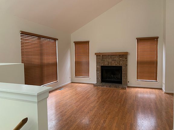 3rd image of 972 Manchester Cir