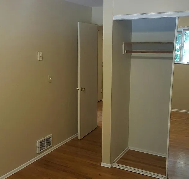 525 E Roy St — Photo 8