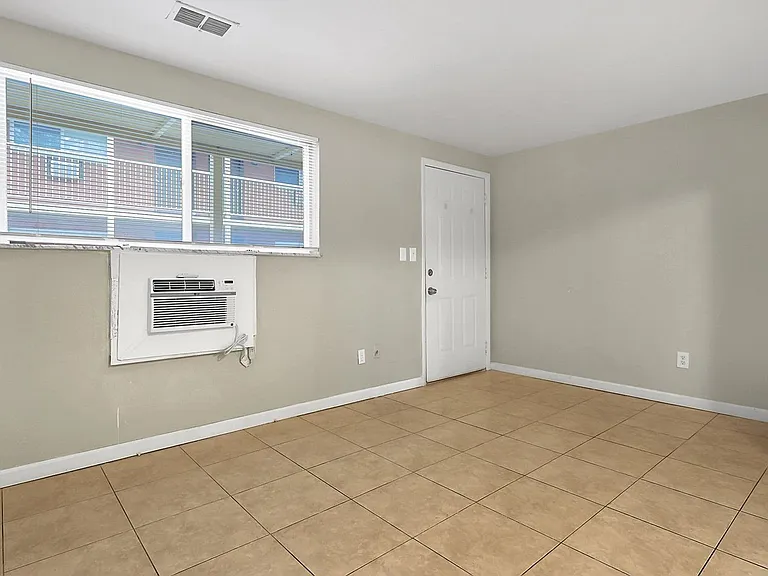1870 Dunbar Dr #B-4 — Photo 6