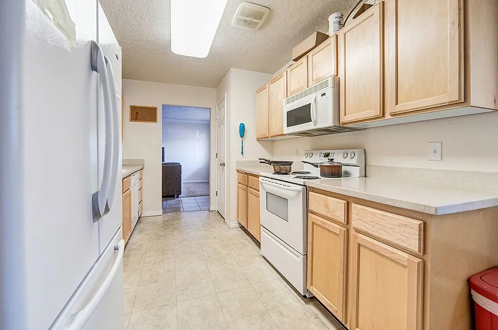 3 bed, 1100 sqft, $559 — Photo 3