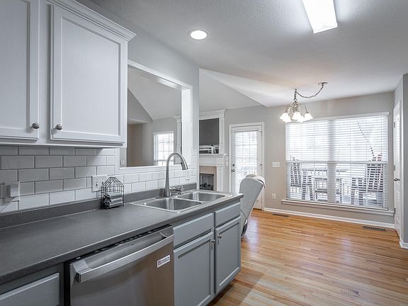 4th image of 560 Sir Carlos Dr